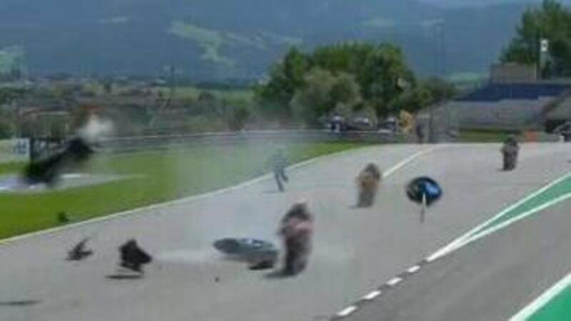 Moto2 in Austria: le impressionanti immagini dell&#039;incidente di Hafizh Syahrin