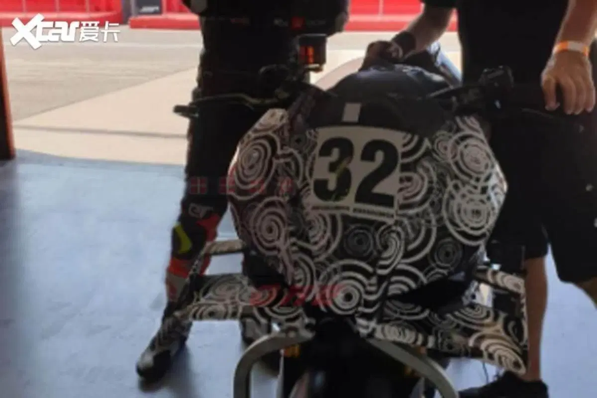 Aprilia: alla Tuono 1100 V4 (2021?) sono spuntate le ali (3)