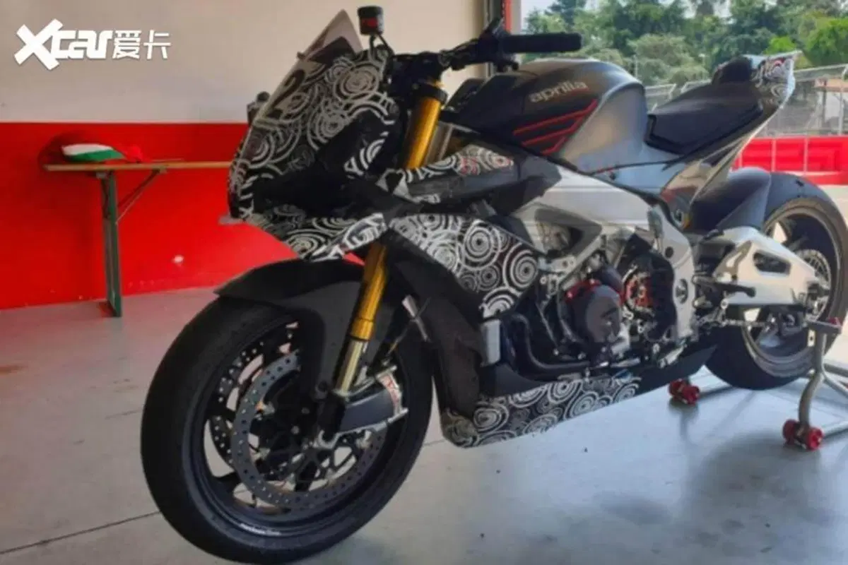 Aprilia: alla Tuono 1100 V4 (2021?) sono spuntate le ali (2)
