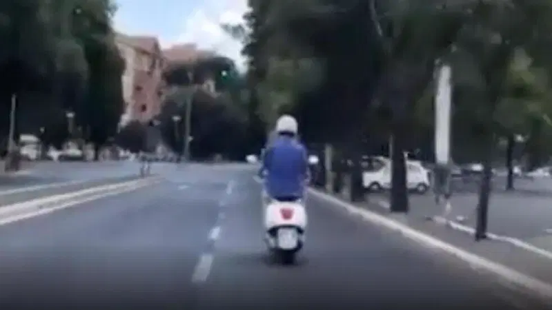 Nanni Moretti in Vespa come in "Caro Diario"