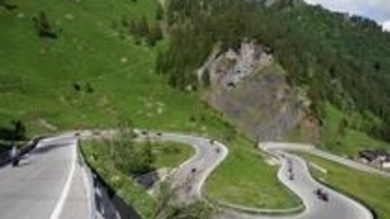 I motociclisti protestano: stop al pedaggio su Stelvio e Passi Alpini!