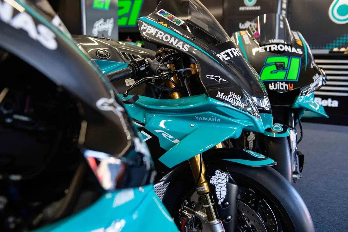 Yamaha YZF-R1 Replica Petronas MotoGP. Prezzo 56.000 euro (10)
