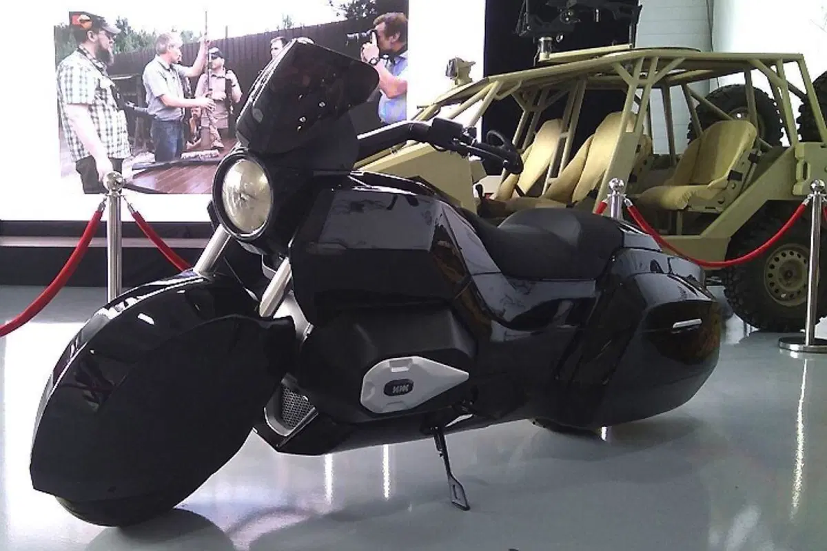 Aurus Escort. La moto elettrica di Putin (2)
