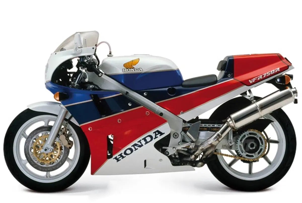 Honda: in arrivo una sportiva su base MotoGP! Sarà l’erede della mitica RC30 (2)