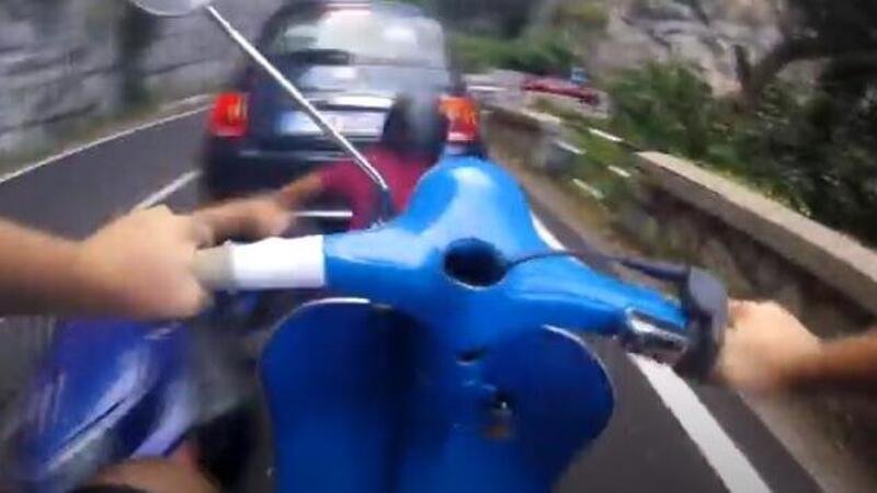 Moto crash: Vespa Piaggio vs Fiat 500, lo scontro tra icone italiane &egrave; sui tornanti [VIDEO]