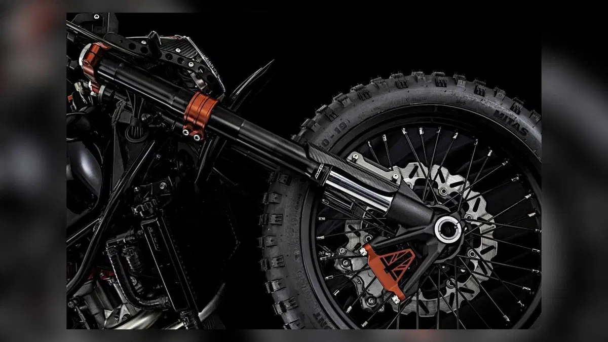 Nuova CCM Spitfire Blackout 600. Dedicata alla vedova nera (8)