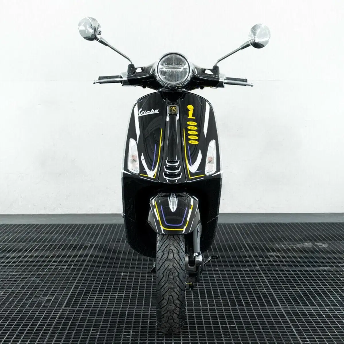 Vespa Kobe Bryant all'asta per beneficenza (10)