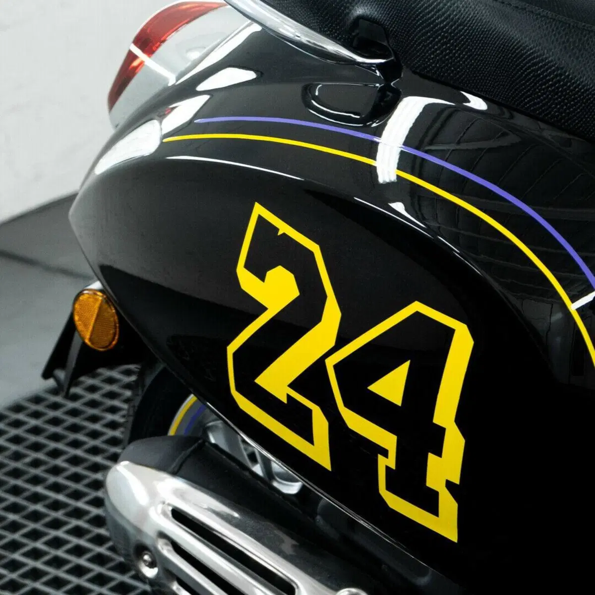 Vespa Kobe Bryant all'asta per beneficenza (11)