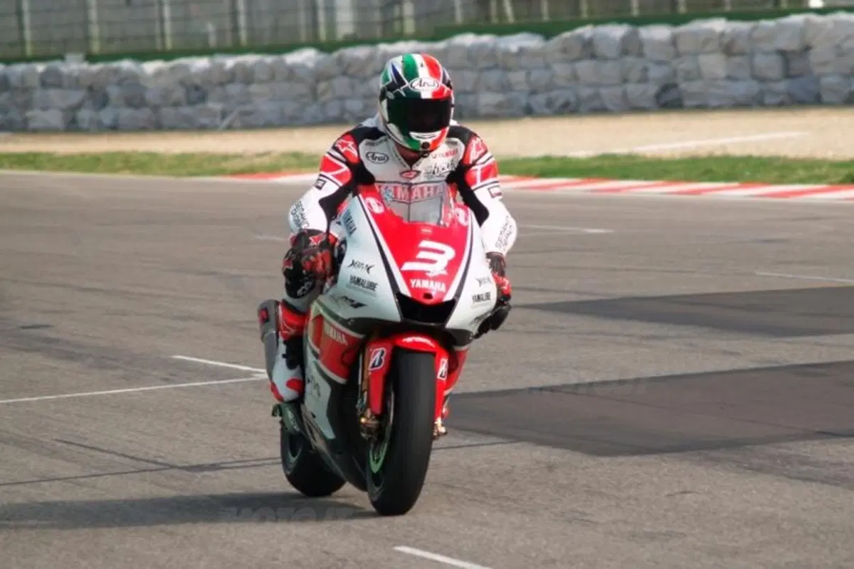 Luca Cadalora in sella alla YZR-M1 MotoGP alla 200 Miglia di Imola