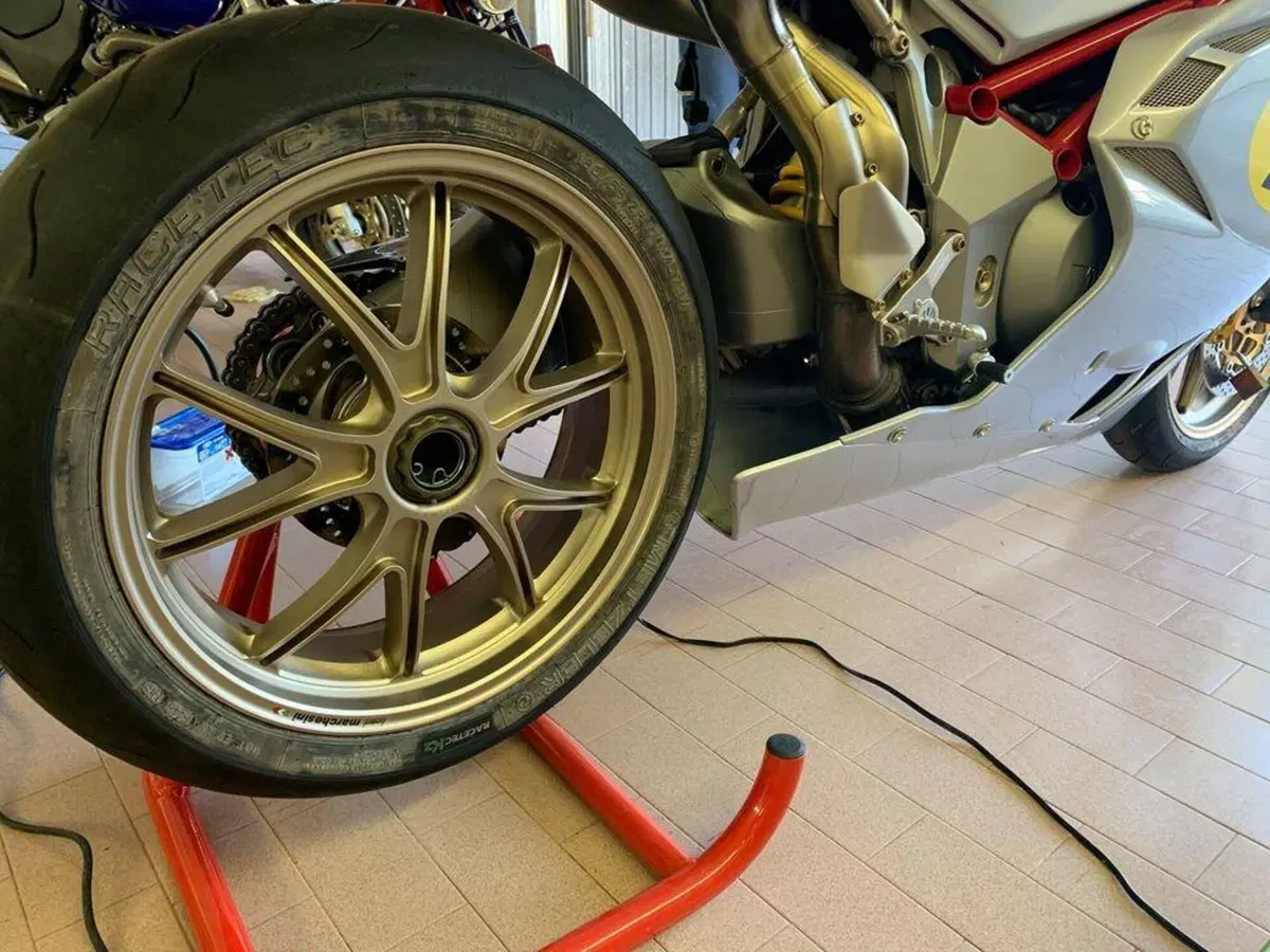 In vendita la MV di Agostini: F4 a €300.000 [FOTOGALLERY] (10)