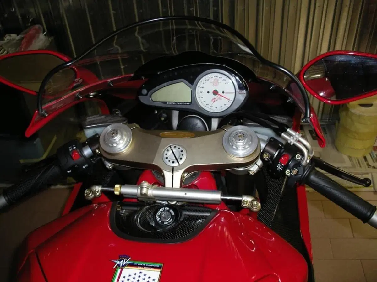 In vendita la MV di Agostini: F4 a €300.000 [FOTOGALLERY] (12)