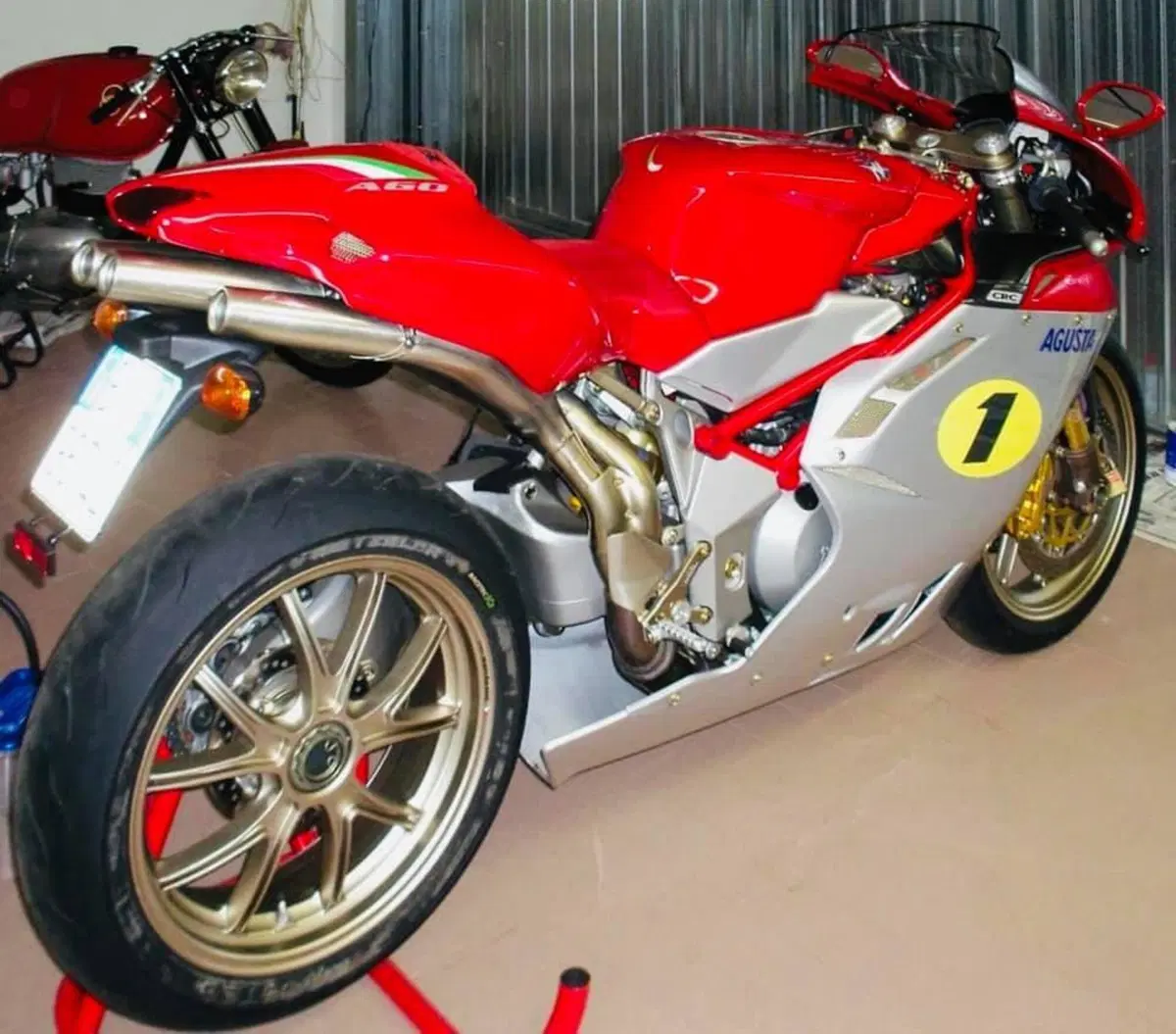 In vendita la MV di Agostini: F4 a €300.000 [FOTOGALLERY] (14)