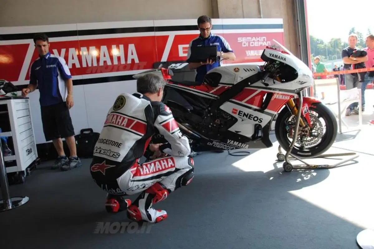 Luca Cadalora in sella alla YZR-M1 MotoGP alla 200 Miglia di Imola (4)