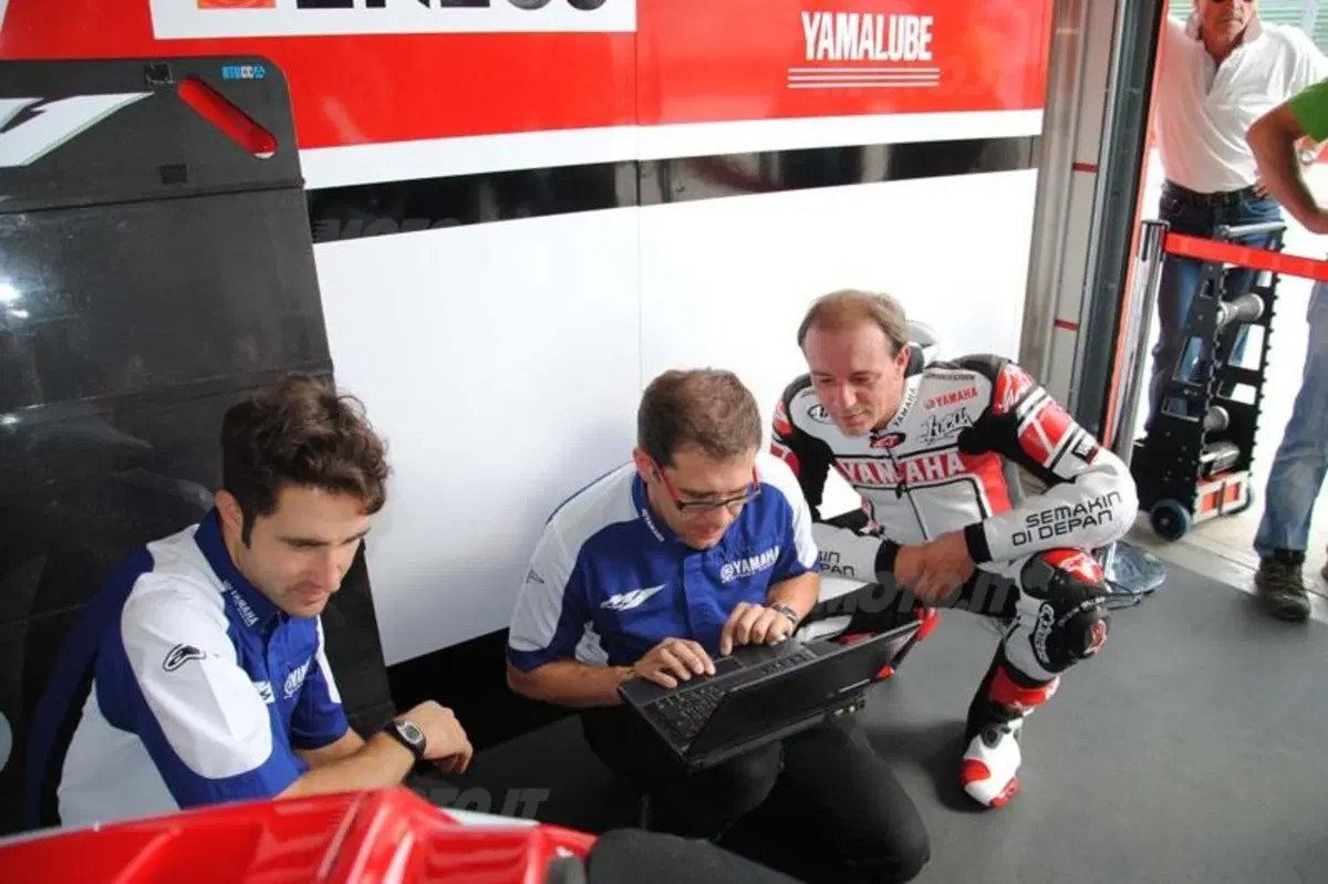 Luca Cadalora in sella alla YZR-M1 MotoGP alla 200 Miglia di Imola (5)