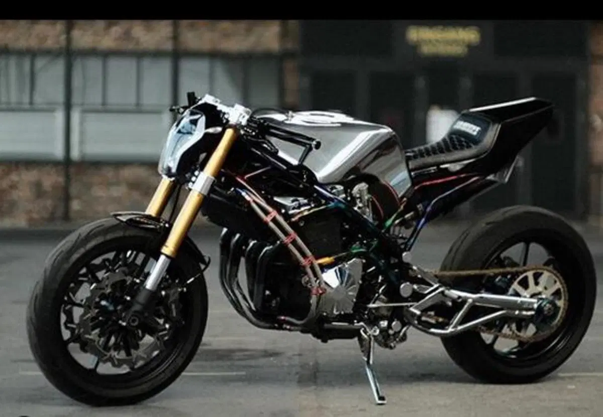 Bullenbeisser: direttamente dagli anni '90 una streetfighter con telaio Harris e motore Suzuki 1100