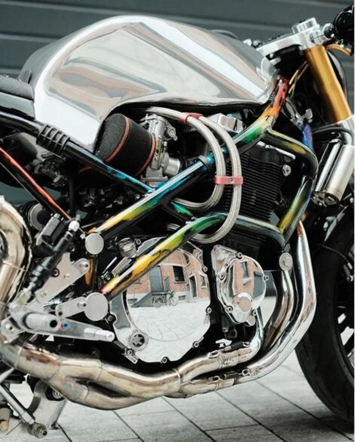 Bullenbeisser: direttamente dagli anni '90 una streetfighter con telaio Harris e motore Suzuki 1100 (2)