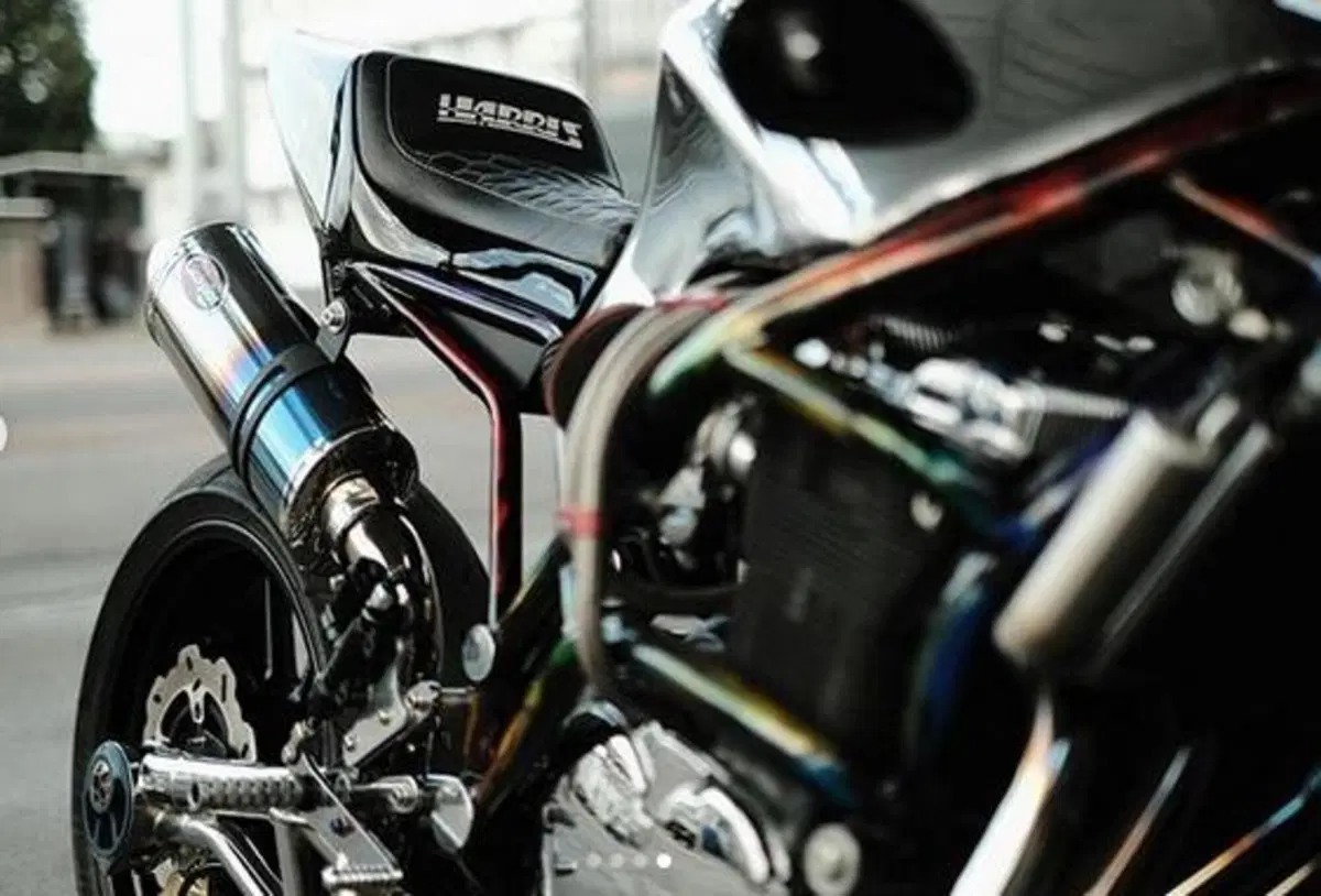 Bullenbeisser: direttamente dagli anni '90 una streetfighter con telaio Harris e motore Suzuki 1100 (3)