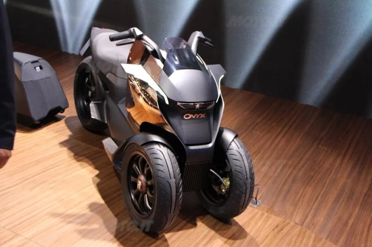 Peugeot supertrike Onyx Concept Scooter al salone di Parigi