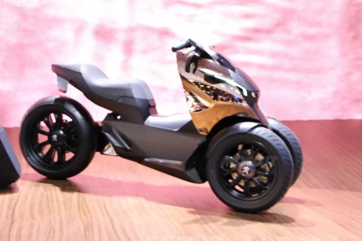 Peugeot supertrike Onyx Concept Scooter al salone di Parigi (2)