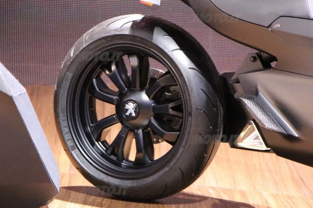 Peugeot supertrike Onyx Concept Scooter al salone di Parigi (4)