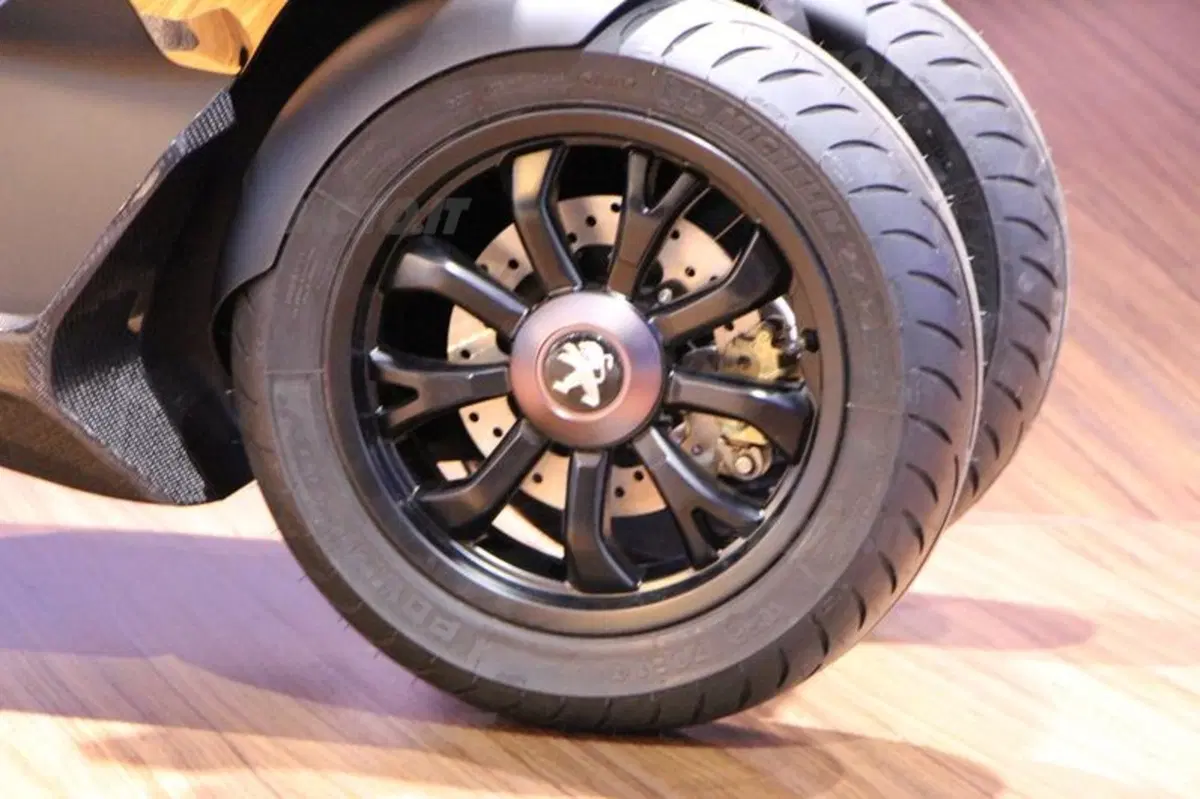 Peugeot supertrike Onyx Concept Scooter al salone di Parigi (5)