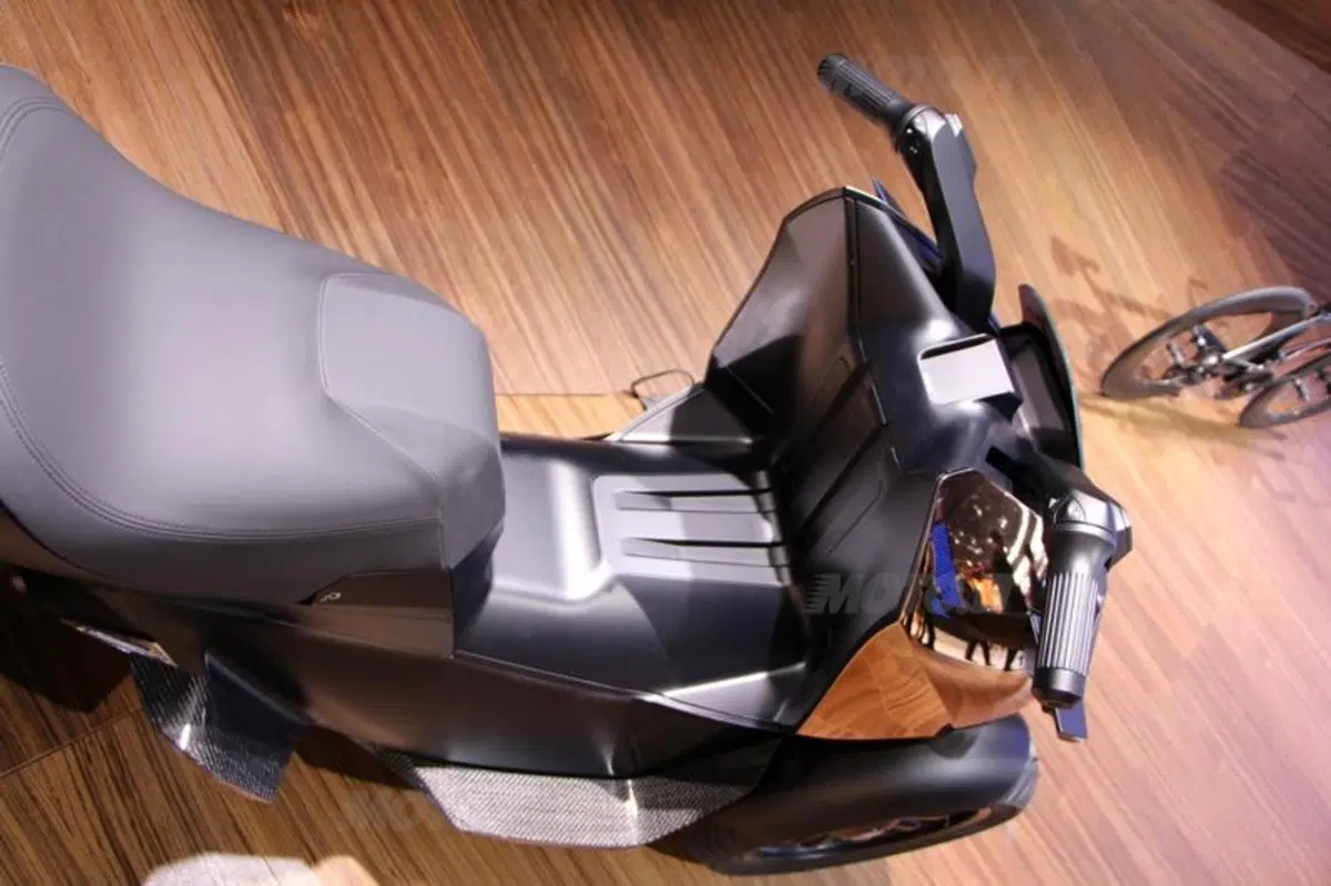 Peugeot supertrike Onyx Concept Scooter al salone di Parigi (8)