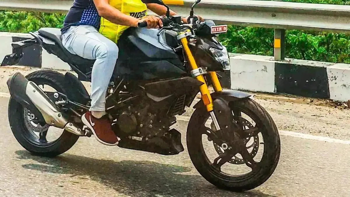 BMW G310R: le prime foto del m.y. 2021