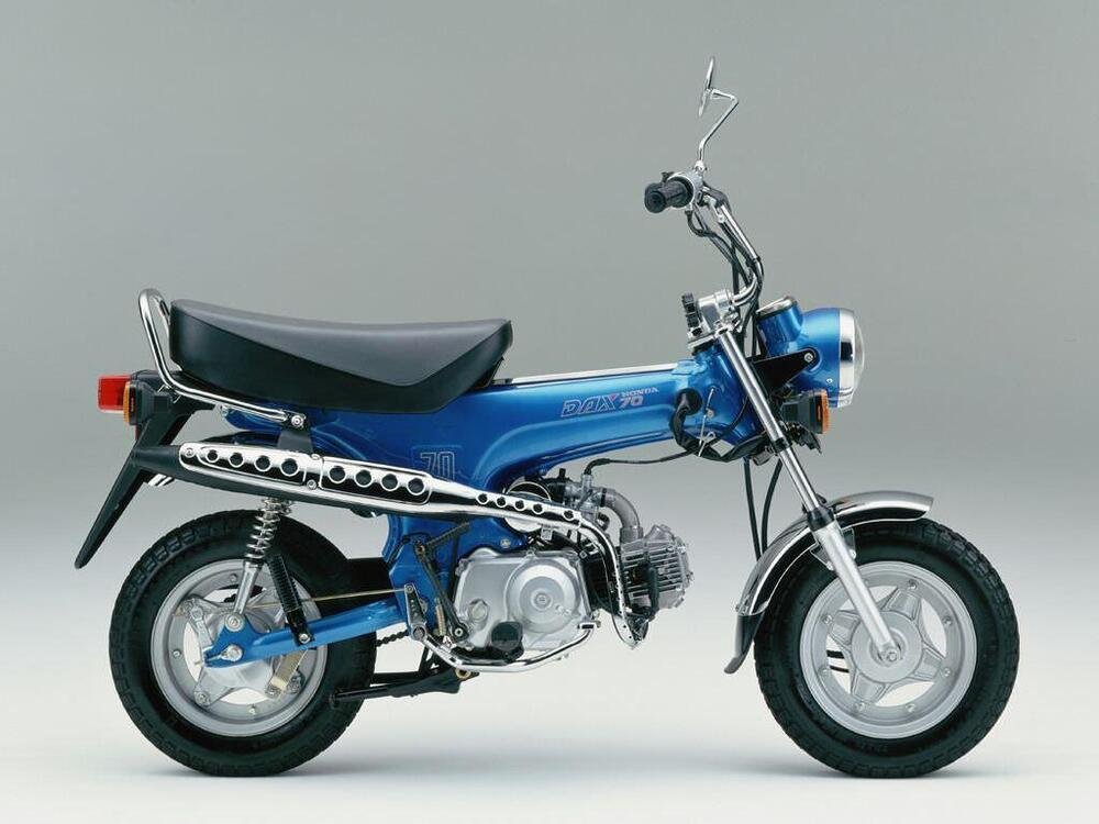 Le Honda Dax erano simpatiche moto di ridotte dimensioni con telaio monoscocca in lamiera dalla tipica conformazione e motore di piccola cilindrata con cilindro orizzontale e distribuzione monoalbero