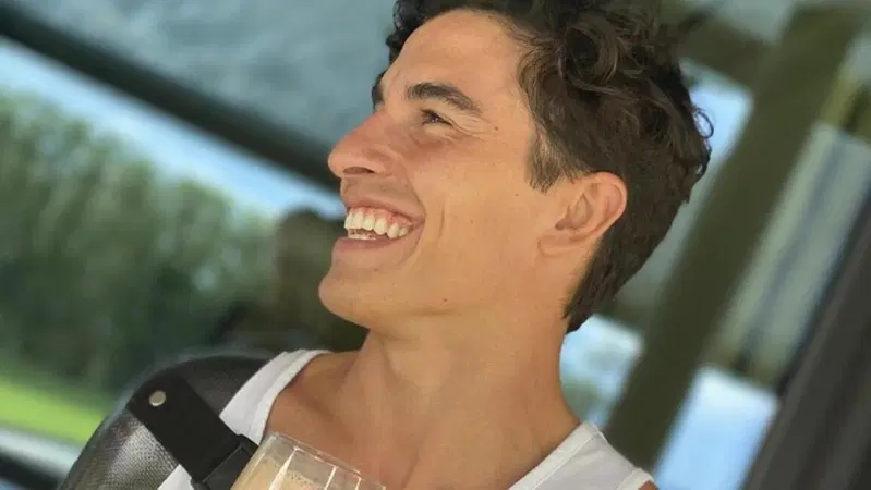 L'inizio di settembre per Marc Marquez: tutore in carbonio al braccio e finalmente il sorriso