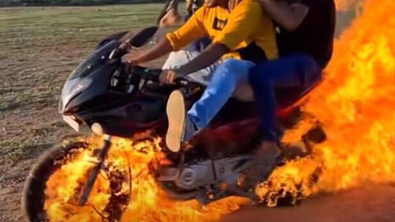 Ghost Rider in salsa indiana: come rischiare di finire arrostito insieme alla moto [VIDEO VIRALE]