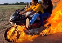 Ghost Rider in salsa indiana: come rischiare di finire arrostito insieme alla moto [VIDEO VIRALE]