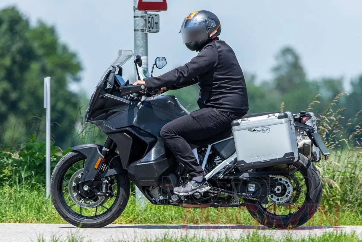 KTM 1290 Adventure 2021: S ed R, cambia tutta (2)