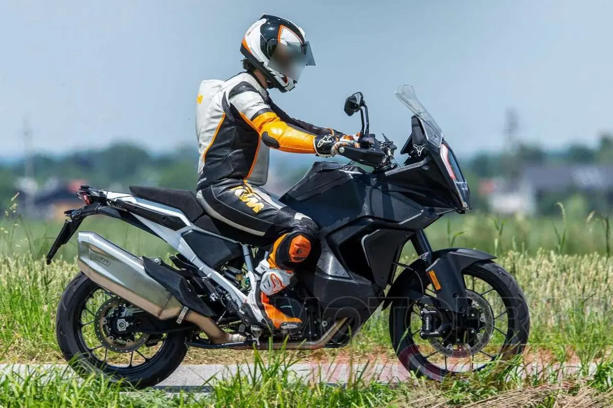 KTM 1290 Adventure 2021: S ed R, cambia tutta (3)