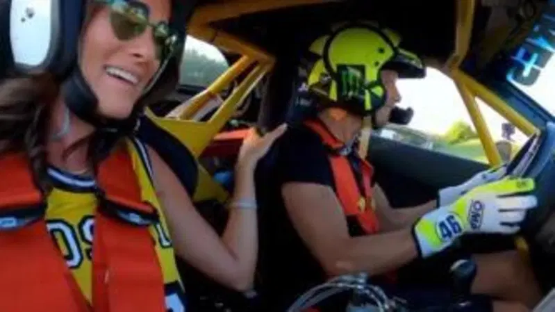 Valentino Rossi "spaventa" con il drifting la sua Francesca [VIDEO]
