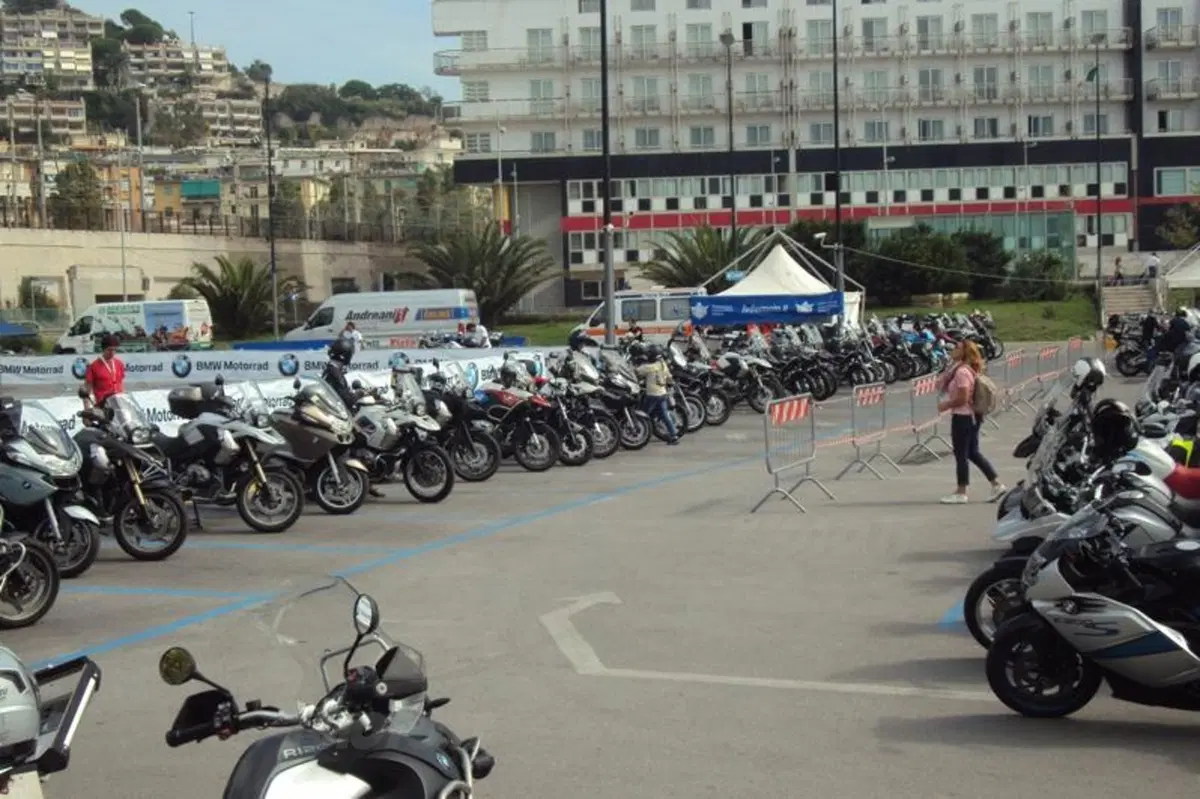 BMW. Il meeting del Sud richiama centinaia di motociclisti (6)