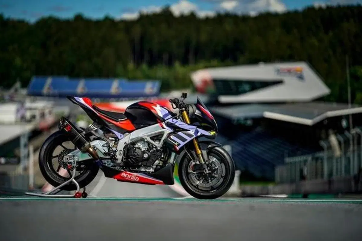 La Tuono è svanita in un lampo:  Aprilia aumenta la produzione della V4 X