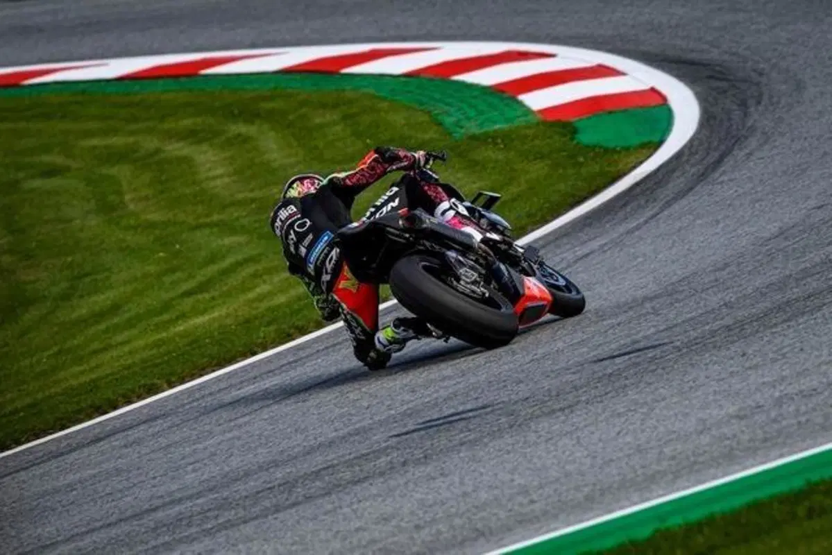 La Tuono è svanita in un lampo:  Aprilia aumenta la produzione della V4 X (2)