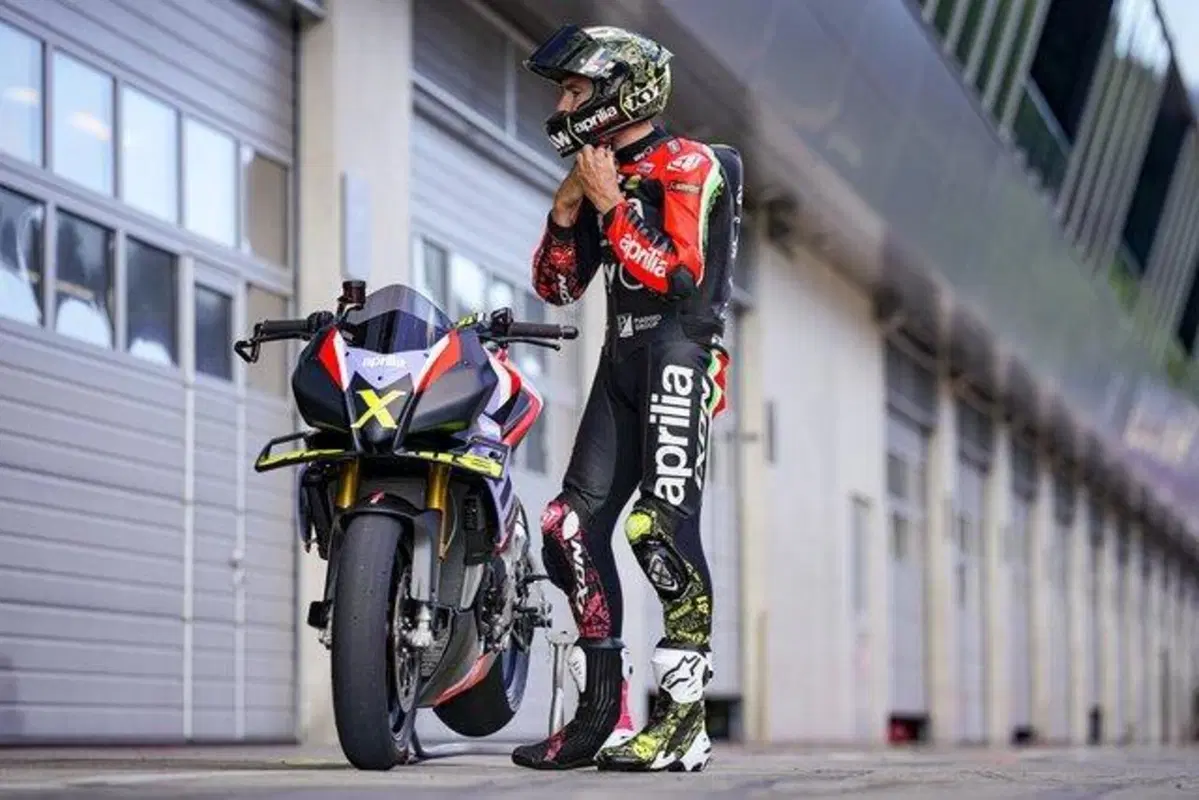 La Tuono è svanita in un lampo:  Aprilia aumenta la produzione della V4 X (5)