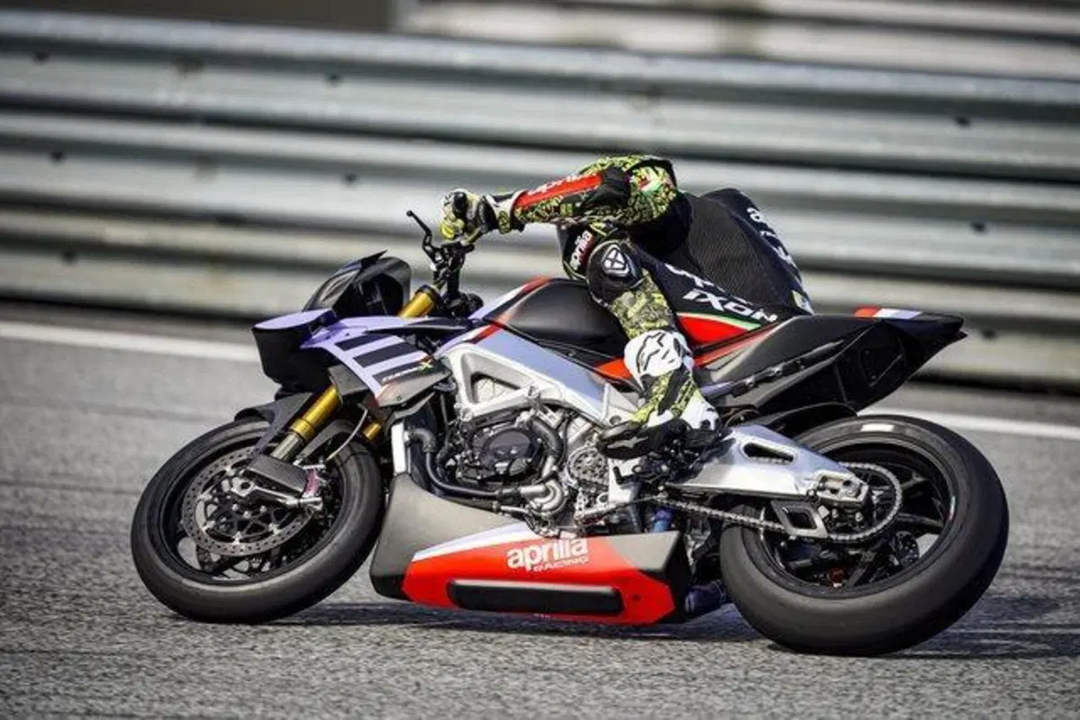 La Tuono è svanita in un lampo:  Aprilia aumenta la produzione della V4 X (4)
