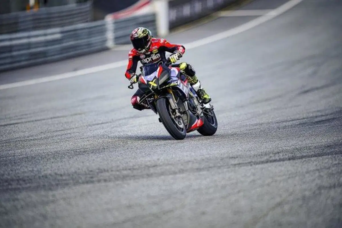 La Tuono è svanita in un lampo:  Aprilia aumenta la produzione della V4 X (6)