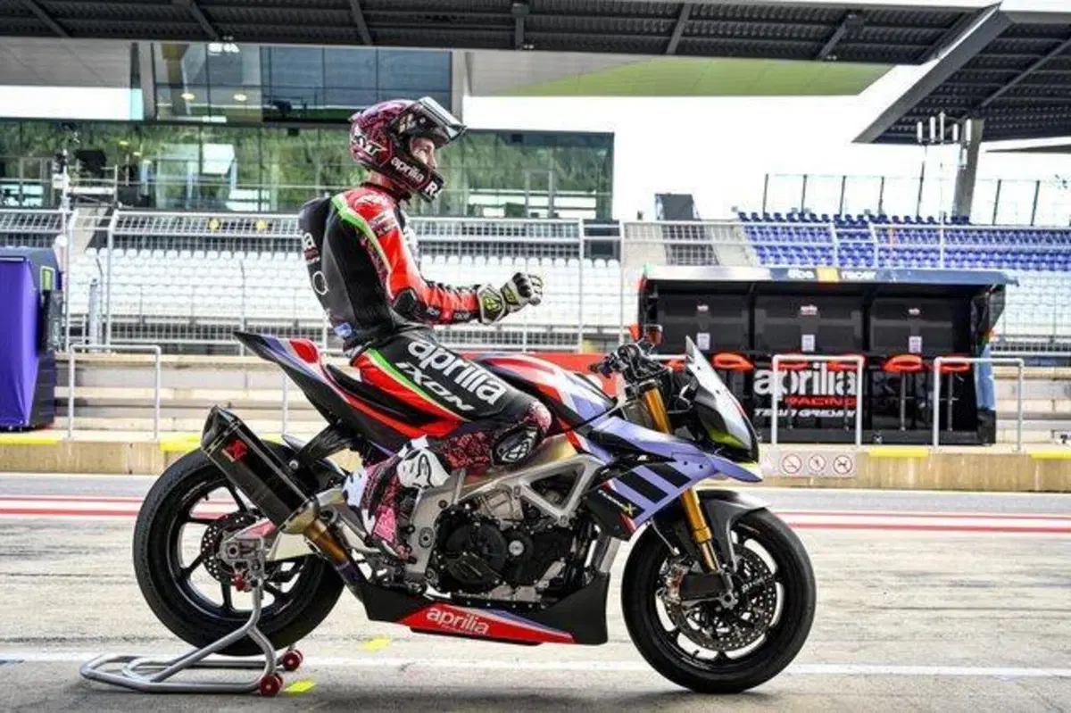 La Tuono è svanita in un lampo:  Aprilia aumenta la produzione della V4 X (9)