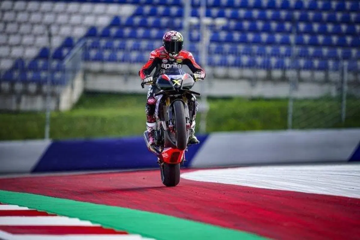 La Tuono è svanita in un lampo:  Aprilia aumenta la produzione della V4 X (11)