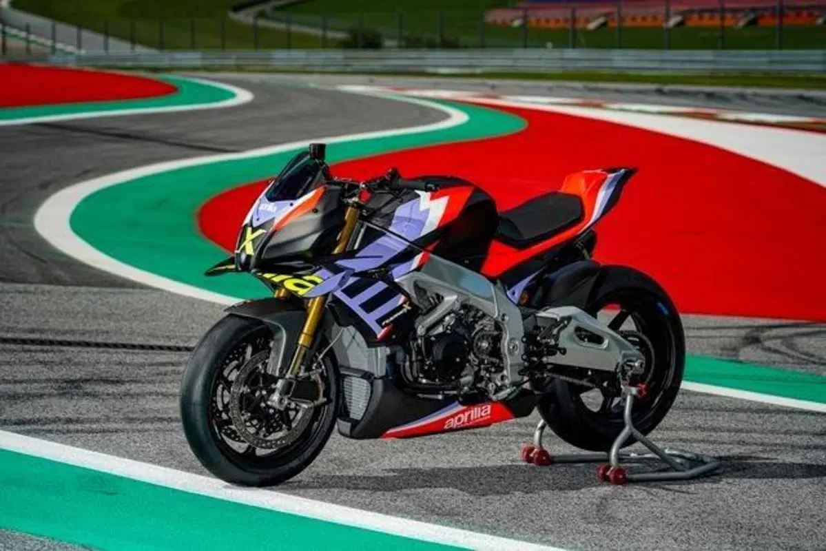 La Tuono è svanita in un lampo:  Aprilia aumenta la produzione della V4 X (10)