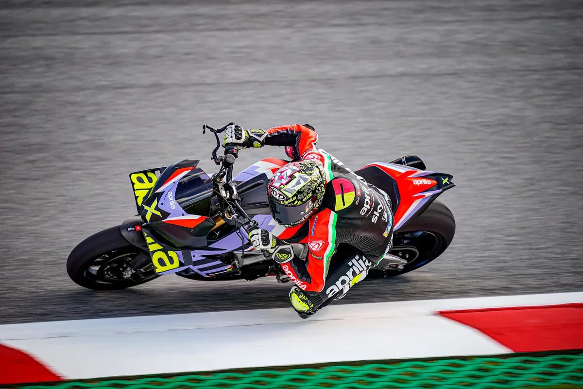 La Tuono è svanita in un lampo:  Aprilia aumenta la produzione della V4 X (12)