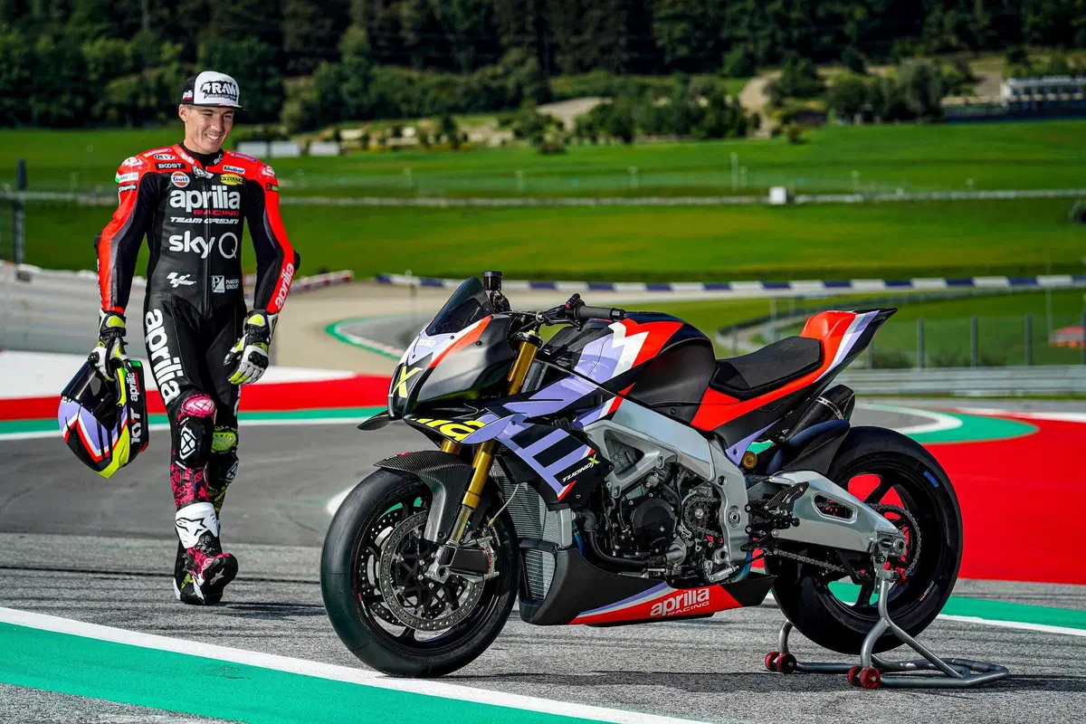 La Tuono è svanita in un lampo:  Aprilia aumenta la produzione della V4 X (13)