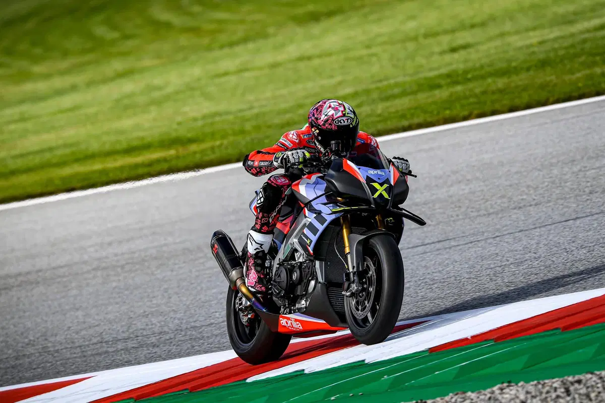 La Tuono è svanita in un lampo:  Aprilia aumenta la produzione della V4 X (14)