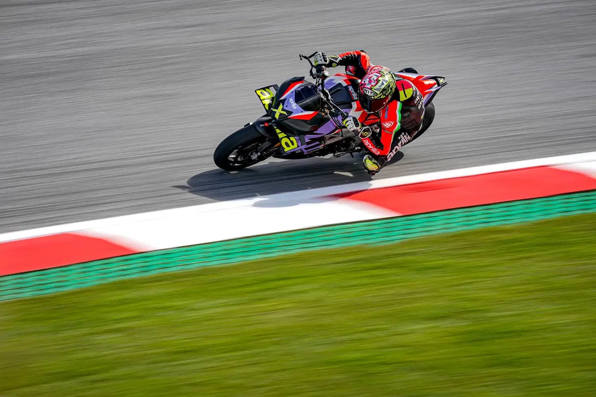 La Tuono è svanita in un lampo:  Aprilia aumenta la produzione della V4 X (18)