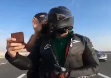 Moto love: la proposta di nozze “in ginocchio”, ma sulle saponette e on the road [VIDEO VIRALE]