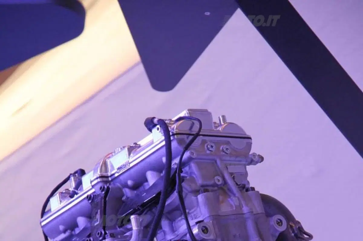 Intermot 2012: Yamaha, le altre novità: FZ8, XJ6, nuovo motore tre cilindri, concept e scooter! (7)