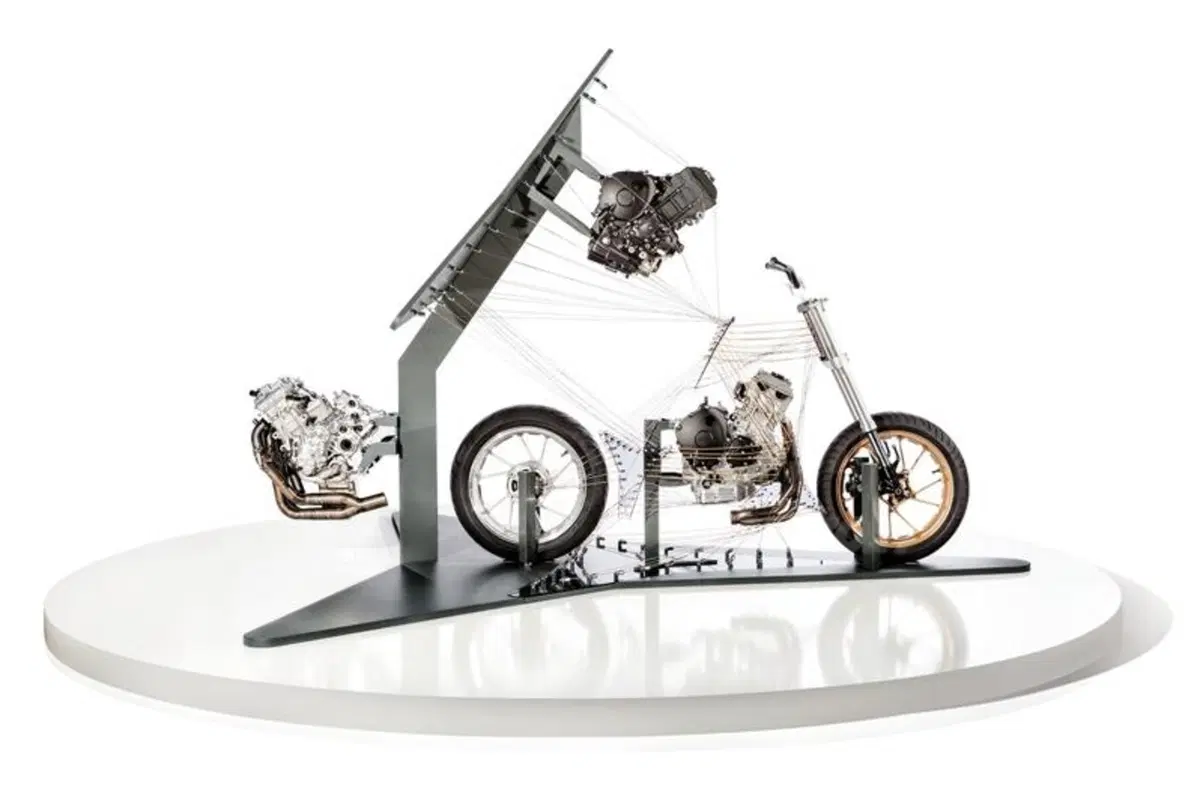Intermot 2012: Yamaha, le altre novità: FZ8, XJ6, nuovo motore tre cilindri, concept e scooter! (11)